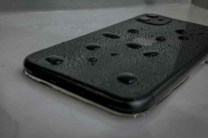 Damaged clickuz dropped smartphone Damaged clickuz dropped smartphone